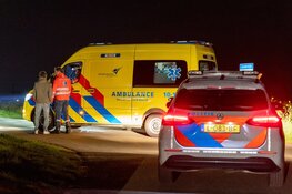 Fietser zwaargewond na val in Bovenkarpsel, traumahelikopter landt op strand