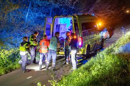 Fietser zwaargewond na val in Bovenkarpsel, traumahelikopter landt op strand
