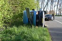 Bezorgbus vol met boodschappen belandt op zijkant