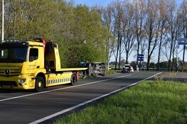 Bezorgbus vol met boodschappen belandt op zijkant