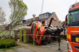 Telekraan omgevallen in woonwijk Avenhorn