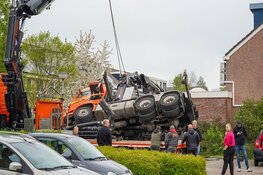 Telekraan omgevallen in woonwijk Avenhorn