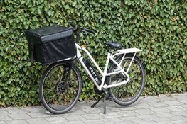 Fietsster zwaargewond na botsing met bezorgfiets in Hoorn