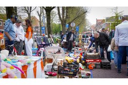 Drukte, gezelligheid en mooi weer op vrijmarkt in Hoorn