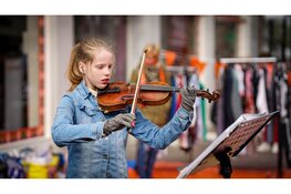Drukte, gezelligheid en mooi weer op vrijmarkt in Hoorn