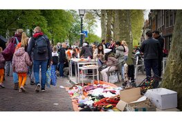 Drukte, gezelligheid en mooi weer op vrijmarkt in Hoorn