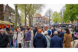 Drukte, gezelligheid en mooi weer op vrijmarkt in Hoorn