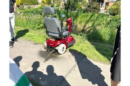 Te water geraakte vrouw met scootmobiel uit sloot gered aan de Markerwaardweg in Venhuizen