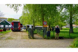 Brandweer in actie op kinderboerderij om vastzittend stiertje te redden