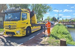 Brommobiel belandt in sloot, bestuurder bevrijdt door buurman