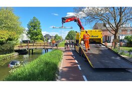 Brommobiel belandt in sloot, bestuurder bevrijdt door buurman