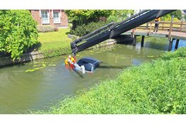 Brommobiel belandt in sloot, bestuurder bevrijdt door buurman