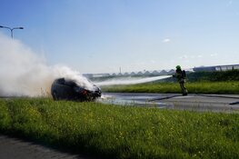 Auto volledig in lichterlaaie tijdens wachten voor stoplicht