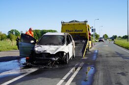Auto volledig in lichterlaaie tijdens wachten voor stoplicht