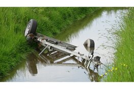 Auto komt thuis, maar zonder boottrailer: de trailer ligt in de sloot bij Berkhout