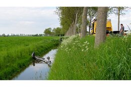 Auto komt thuis, maar zonder boottrailer: de trailer ligt in de sloot bij Berkhout