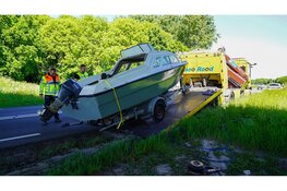 Wiel van boot aanhanger breekt af en komt tegen tegemoetkomende auto