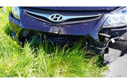 Wiel van boot aanhanger breekt af en komt tegen tegemoetkomende auto