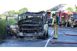 Camperbusje vliegt in brand tijdens rijden
