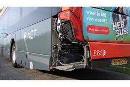 Scooter botst achterop lijnbus op dijk Scharwoude