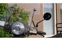 Scooter botst achterop lijnbus op dijk Scharwoude