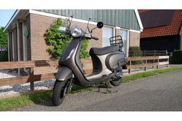 Scooter botst achterop lijnbus op dijk Scharwoude