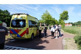 Jongen lichtgewond na botsing met auto in Berkhout, weg afgesloten