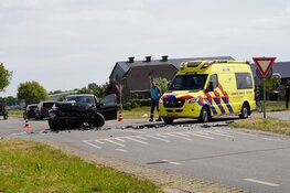 Grote schade aan twee auto's na botsing in Andijk