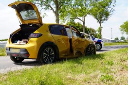 Grote schade aan twee auto's na botsing in Andijk