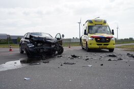 Grote schade aan twee auto's na botsing in Andijk