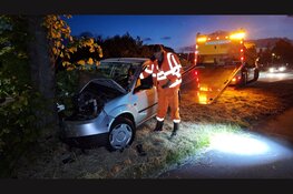 Auto tegen boom in Scharwoude, bestuurder gewond
