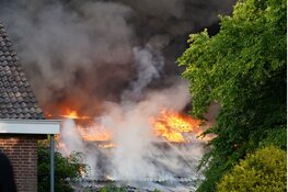 Grote rookwolken bij brand in Oosterblokker