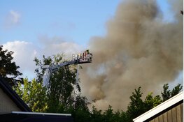 Grote rookwolken bij brand in Oosterblokker