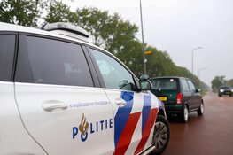 Automobilist raakt te water en neemt de benen in Breezand