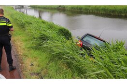 Automobilist raakt te water en neemt de benen in Breezand