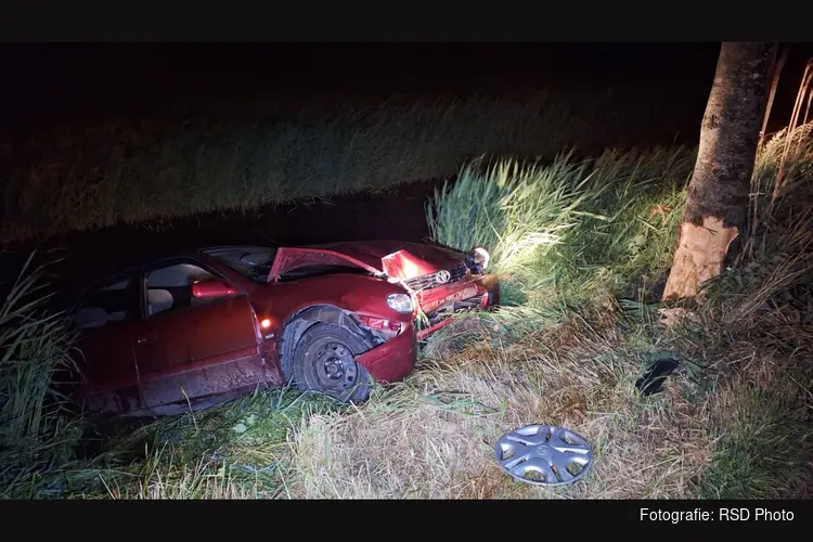 Auto belandt in sloot Spierdijk, bestuurder vlucht, maar wordt toch aangehouden