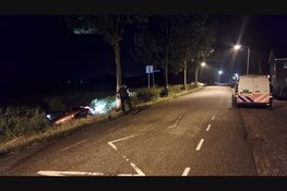 Auto belandt in sloot Spierdijk, bestuurder vlucht, maar wordt toch aangehouden