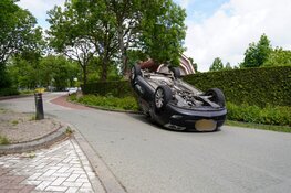 Auto belandt over de kop bij wegversmalling in Grootebroek
