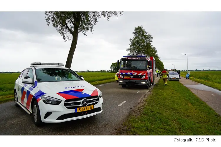 Meiden springen te water om fietser uit sloot te redden