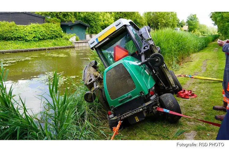 Brandweer bevrijdt bestuurder uit grasmaaier die bijna in water beland