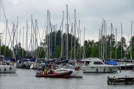 Reddingsboten in actie voor alarm geslagen vaartuig