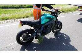 Motorrijder vliegt uit de bocht en raakt te water in Ursem