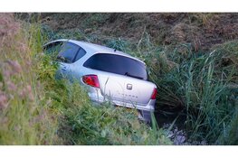 Auto belandt in sloot langs N505