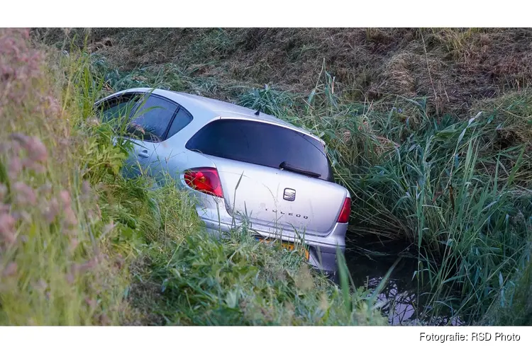 Auto belandt in sloot langs N505