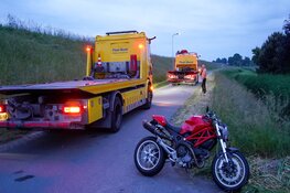 Twee motorrijders rijden van dijk in Venhuizen