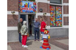 Wethouder onthult nieuw station in station