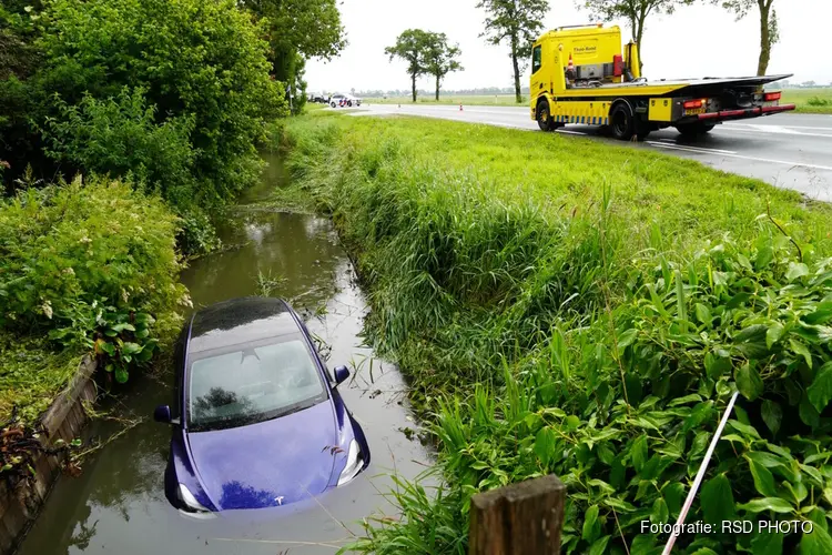 Tesla belandt in water aan de Blokdijk in Wijdenes