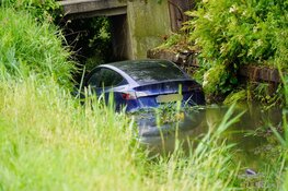 Tesla belandt in water aan de Blokdijk in Wijdenes