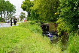 Tesla belandt in water aan de Blokdijk in Wijdenes