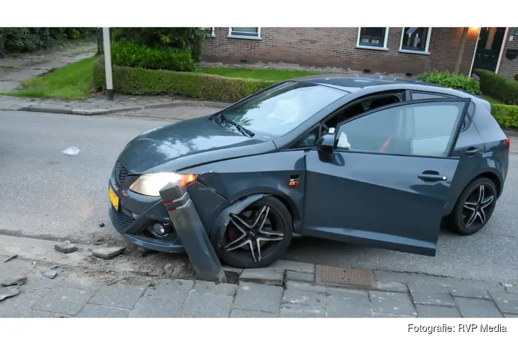 Automobilist ramt paal in Spanbroek